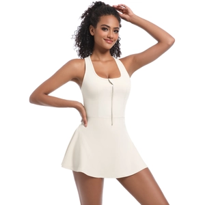 Détail d'une robe de tennis blanche avec col rond, dos nageur et fermeture éclair en métal