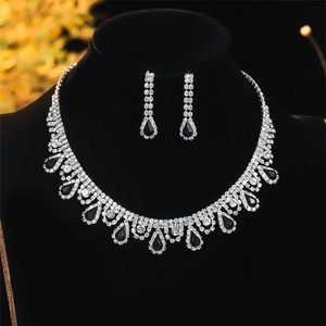 Vue macro détaillée du collier et des boucles d'oreilles saphir avec strass argentés