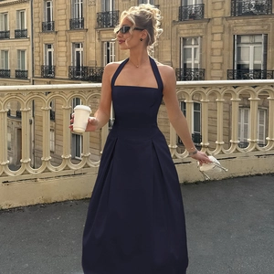 Dettaglio dell'elegante abito lungo blu scuro con scollo all'americana e gonna a vita alta