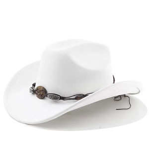 Détail d'un chapeau de cowboy blanc en feutre avec bandeau décoratif en perles