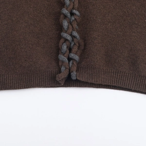Gilet en maille marron pour femme avec motifs torsadés et finitions en bord-côte élégantes
