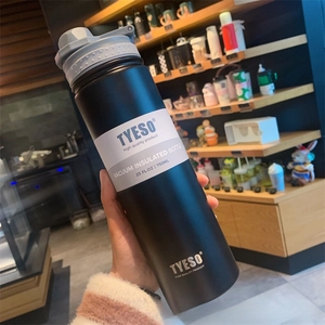 Detail view of TYESO 750ml black matte stainless steel insulated bottle held in hand
