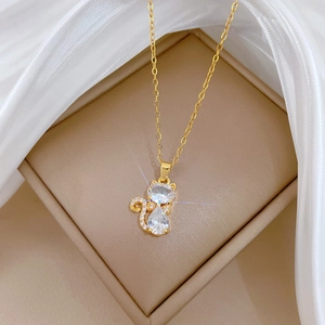 Luxueux collier pendentif chat doré avec pierres de zircon sur fond en soie blanche