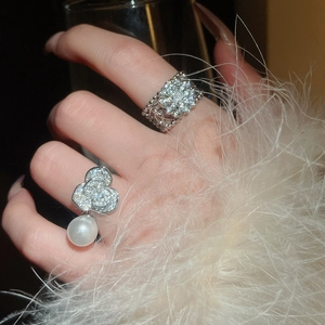 Détail de bagues fleurs en zircon avec perle blanche dans un style de luxe français