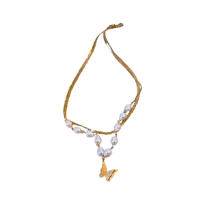 Collana multistrato in acciaio placcato oro con perle bianche e ciondolo a farfalla