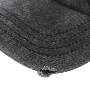 Makroaufnahme der Distressed-Krempe einer verwaschenen Baumwollkappe mit Riss-Details