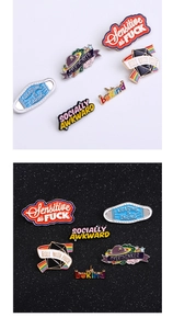 Macroshot van kleurrijke emaille pins met creatieve slogans en frames van zinklegering
