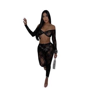 Conjunto de dos piezas de encaje negro con top de hombros caídos y pantalón ajustado