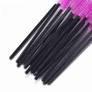 Nahaufnahme von Einweg-Wimpernbürsten mit pink-violetten Fasern und schwarzen Stielen