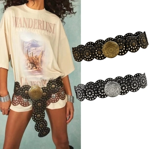 Détails de la ceinture bohème cloutée avec gravures métalliques et rivets de style
