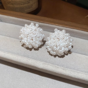 Détails macro d'élégantes boucles d'oreilles perles en grappe au design vintage