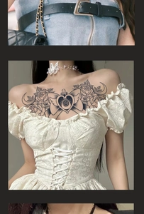 Dettaglio del tatuaggio d'erba stile Sailor Moon con luna e cuore sul petto