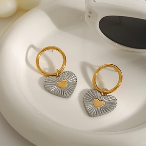 Boucles d'oreilles créoles dorées avec pendentif cœur argenté et petit cœur doré au centre