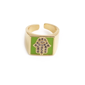 Détail de la bague main de Hamsa en émail vert avec zircone sur métal doré