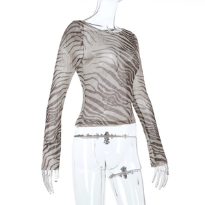 Détail du haut en maille transparente à motif zébré marron et beige texturé