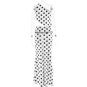 Détail de l'ensemble deux pièces à pois blancs avec haut asymétrique et jupe longue maxi