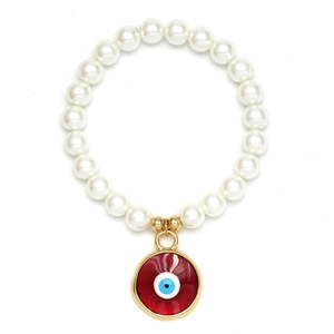 Makro-Detail von weißen Perlenimitaten und rotem Evil Eye Anhänger mit Goldrahmen