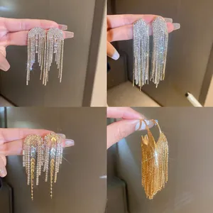 Élégantes boucles d'oreilles à longs pompons avec feuilles de zircon étincelantes