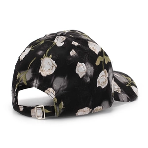 Casquette de baseball en satin noir avec imprimé fleurs de roses blanches et boucle