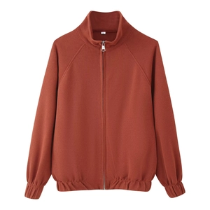 Detail des ziegelroten Sweatshirts mit Reißverschluss, Strickstruktur und Bündchen