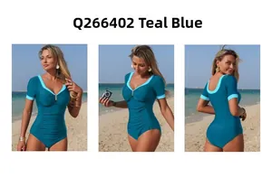 Vue sous trois angles d'un maillot de bain bleu sarcelle avec manches et bords contrastés