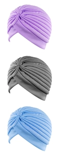 Detailansicht der Turban-Mützen mit Faltenstruktur in Violett, Grau und Hellblau