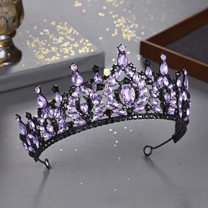 Gros plan d'un diadème baroque en métal noir orné de strass violets et noirs éclatants.