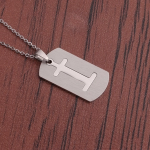 Vue détaillée du collier en acier argenté avec un pendentif évidé en forme de I