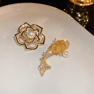 Détails de broches camélia évidées et carpes koï avec zircons et perles sur céramique
