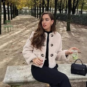 Veste en polaire crème pour femme avec boucles métalliques dans un parc d'automne
