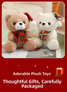 Gros plan d'ours en peluche de Noël marron et blanc avec bonnets et écharpes festifs