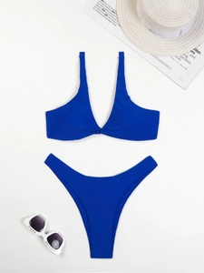 Dettaglio flat lay del set bikini blu reale con scollo a V e slip sgambato per la spiaggia