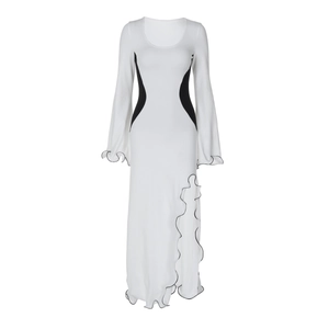 Robe moulante blanche à manches longues avec panneaux noirs et ourlet fendu à volants