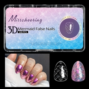 Gros plan de la texture écaille 3D et dégradé sur les faux ongles longs amande en gel