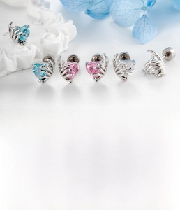 Détail des boucles d'oreilles main de squelette avec zircon coeur et fermoir à vis