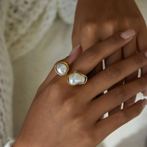 Detail van open ring met barokparels in 18K verguld roestvrij staal aan de hand