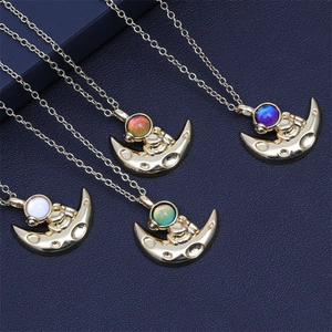 Astronaut Sitzend Auf Mond Anhänger Halskette Kupfer Zirkonia Spaceman Himmlischer Schmuck Für Damen