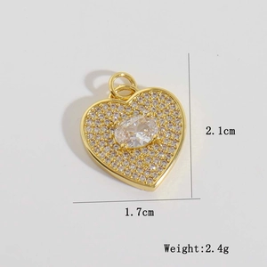Vue détaillée du pendentif coeur plaqué or avec zircone cubique mesurant 2,1x1,7cm