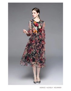 Détails de broderies florales 3D colorées et tulle multicouche sur robe de luxe