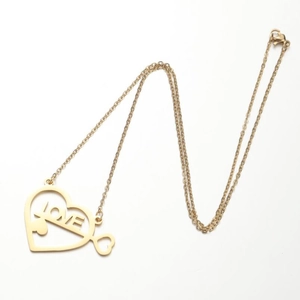 Dettaglio macro della collana con cuore placcato oro 18k e incisione LOVE traforata