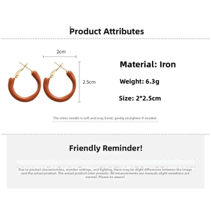 Detail view of brown resin hoop earrings with dimensions 2x2.5cm and 6.3g weight