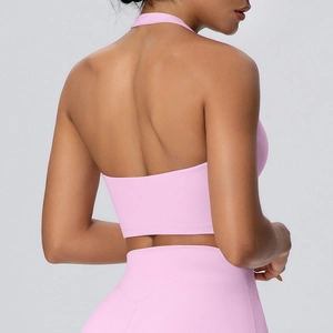 Vista dettagliata del top yoga rosa con allacciatura al collo e leggings a vita alta