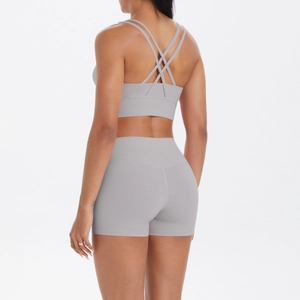 Vue arrière d'un ensemble de yoga gris clair avec brassière croisée et short taille haute