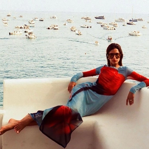 Détail d'une robe longue en mesh imprimé avec ourlet sirène et ambiance de vacances rétro