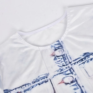 Détail du col rond d'un t-shirt blanc avec des motifs imprimés artistiques bleus