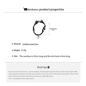 Vue détaillée du collier ras du cou en dentelle noire avec perles et extension de 8 cm