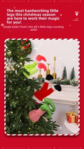 Drei Plüsch-Weihnachtsbaum-Beine in Rot und Grün gestreift in einem verzierten Baum