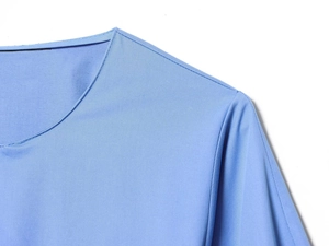 Détail de l'encolure et des coutures d'épaule d'une chemise en popeline bleue