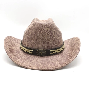 Détail d'un chapeau de cow-boy en suédine avec emblème de taureau et lanière
