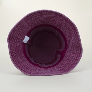 Vue détaillée de la doublure en coton du chapeau avec étiquette d'entretien